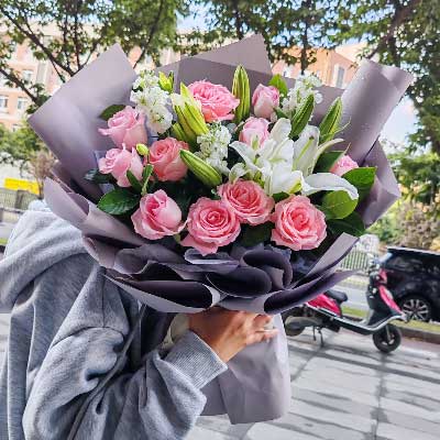 驻马店11朵戴安娜粉玫瑰百合，与你一起追逐梦想