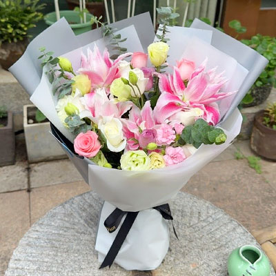 驻马店9朵玫瑰混搭百合，爱恋纯真无邪