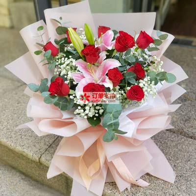 驻马店11朵红玫瑰百合，全世界里只有一个你